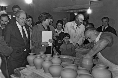 Inauguración del museo el 4 de noviembre de 1994 a cargo del presidente de la Diputación, Agustín Turiel, con el maestro alfarero, Martín Cordero, en plena demostración. RAMIRO