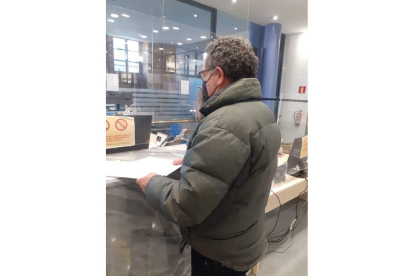 Carlos Fernández, el martes, presentando el escrito en el Registro. DL