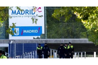 Policías a las puertas del Madrid Arena.