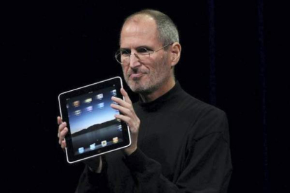 Steve Jobs con el primer iPad en enero del 2010. Foto: AFP / JUSTIN SULLIVAN