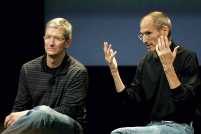 Steve Jobs con Tim Cook, su sucesor al frente de Apple en el 2004. Foto: REUTERS / KIMBERLY WHITE
