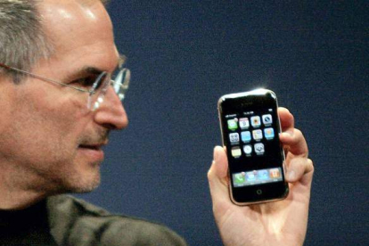 Steve Jobs presenta el iPhone en el 2007. Foto: REUTERS / KIMBERLY WHITE