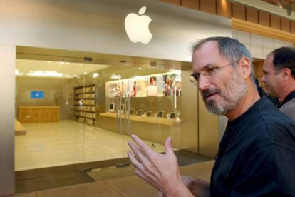 Steve Jobs, ante la primera Apple Store, tras la operación de cáncer en el 2004. Foto: AP / PAUL SAKUMA