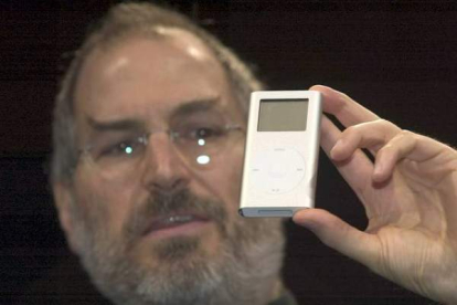 Steve Jobs con el primer iPod, presentado en la Macworld del 2004. Foto: EFE / John G. Mabanglo