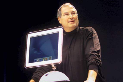 Steve Jobs, con el iMac de 2002, la primera portada de un ordenador en 'Time'. Foto: REUTERS / LOU DEMATTEIS