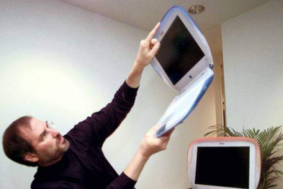 Steve Jobs con el iBook, el primero de la nueva serie de portátiles de 1998. Foto: AP / BEBETO MATTHEWS