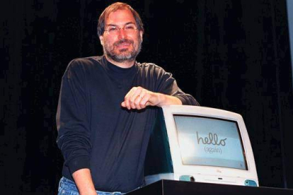 Steve Jobs en 1998, con el iMac, el primer ordenador de sobremesa de colores.