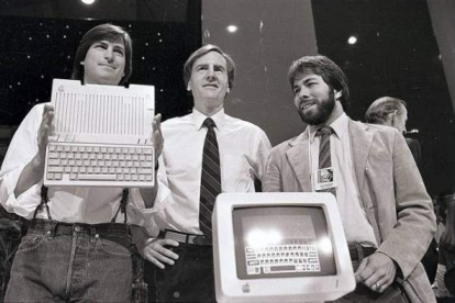 Steve Jobs, John Sculley y Steve Wozniak, en 1984 tras el anuncio del primer Mactintosh. Foto: AP / SAL VEDER
