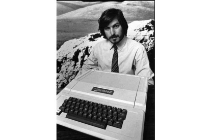 Steve Jobs con el Apple II, el primer ordenador que comercializó Apple. Foto: AP / Anonymous