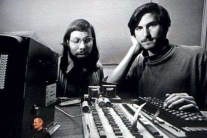 Steve Jobs muestra una de sus primeras fotos al frente de Apple, con el cofundador Steve Wozniak. Foto: REUTERS / KIMBERLY WHITE