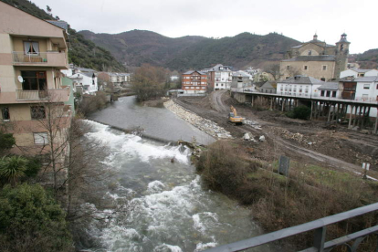 El río Burbia a su paso por Villafranca del Bierzo.