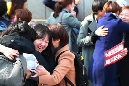 Manifestantes a favor del aborto celebran la decision este jueves del Tribunal Constitucional en Seúl.