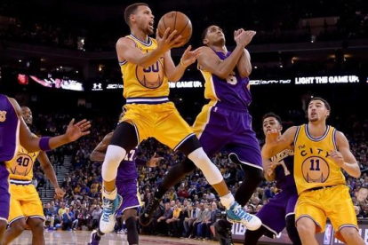 El jugador de los Warriors Stephen Curry anotando en una acción del duelo ante los Lakers.