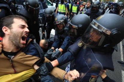 Intervención de la Policía Nacional en la escuela Llull de Barcelona el 1-O.