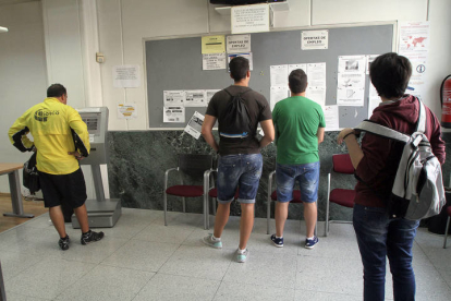Imagen de un grupo de desempleados en el Ecyl. BRUNO MORENO