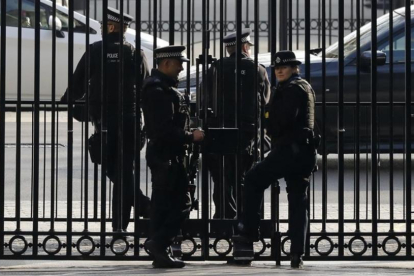 La policía londinense asegurando la puerta de Downing Street.