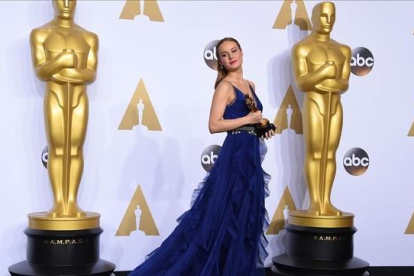 La actriz Brie Larson posa con su Oscar tras la ceremonia.
