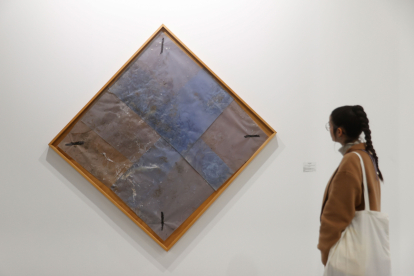 Una mujer visita la Galería Leandro Navarro Tapies. JUAN CARLOS HIDALGO