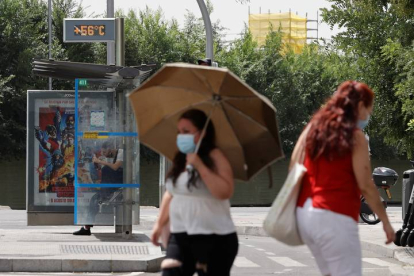 Un termómetro marca 56 grados en una calle de Madrid, este viernes, cuando el país se encuentra en medio de una severa ola de calor. EFE/Emilio Naranjo