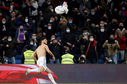 El delantero del Real Madrid Marco Asensio lo celebra tras marcar ante el Granada. GUILLÉN