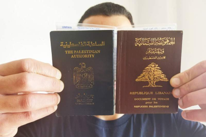 I. A. M. muestra los dos pasaportes que tiene como palestino. El de Líbano y el de Túnez. Por encima asoma la tarjeta de la Agencia de Naciones Unidas para los Refugiados
