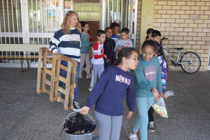 Taller de reciclaje organizado en el colegio Gumersindo de Azcárate de León. J. NOTARIO