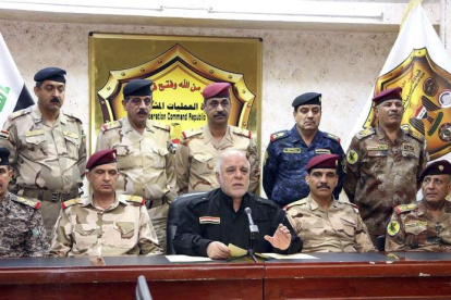 El primer ministro iraquí, en el centro, anuncia la ofensiva sobre la ciudad de Mosul. EFE