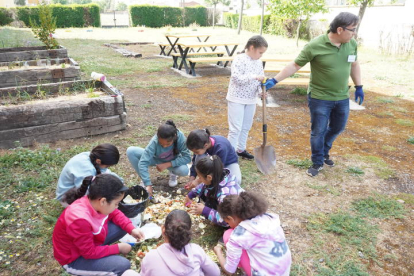 Taller de reciclaje organizado en el colegio Gumersindo de Azcárate de León. J. NOTARIO