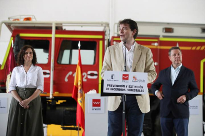 El presidente de Castilla y León, Alfonso Fernández Mañueco (c), acompañado por la presidenta de la Comunidad de Madrid, Isabel Díaz Ayuso, y el presidente de Castilla-La Mancha, Emiliano García Page (d). DAVID FERNÁNDEZ