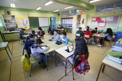 Samsung y Google seleccionaron en 2018 al colegio Gumersindo de Azcárate para que los alumnos aprendan en manejo de las TIC, las empleen en las aulas y sepan de programación. RAMIRO