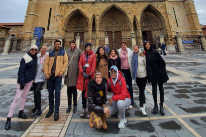 Los profesionales del turismo, junto a la Catedral de León.