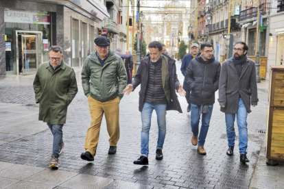 Edmundo Bal, Francisco Igea y otros cargos de Cs pasean ayer por Valladolid. E. GARCÍA