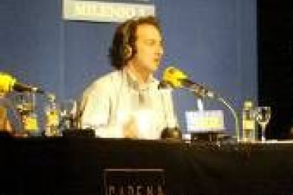 El periodista Iker Jiménez durante la emisión de su programa radiofónico «Milenio 3» en Ponferrada