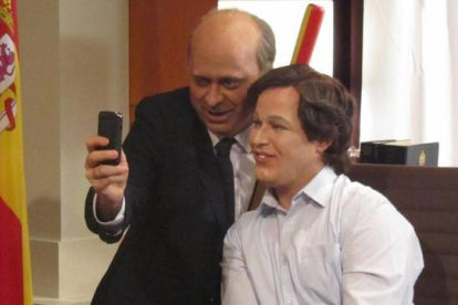El 'selfie' del ministro Jorge Fernández Díaz (Cesc Casanovas) y el pequeño Nicolás (Ivan Labanda), en 'Polònia' (TVE-3).