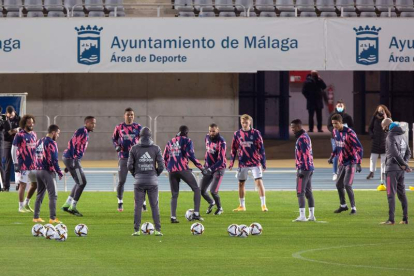El Madrid, ayer durante su entrenamiento en Málaga. Á. CABRERA