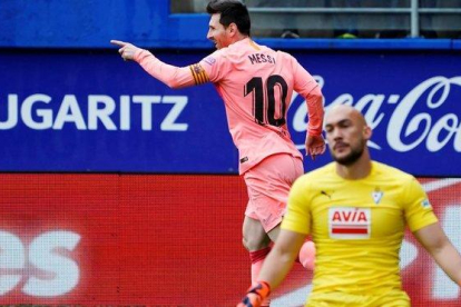Messi celebra su primer gol ante el Eibar mientras Dmitrovic se muestra desolado.