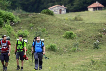 Unos senderistas en el llamado «Anillo de Picos de Europa», una iniciativa vinculada al turismo de naturaleza y alta montaña.