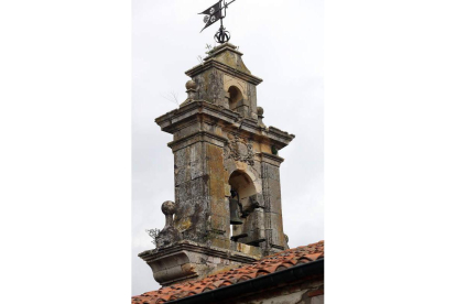 La torre de la iglesia de Manzaneda de Torío, que está en riesgo de desplomarse. Foto: Marciano.
