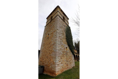 La torre, aparentemente sólida, de la ermita de Manzaneda, cuyo tejado podría hundirse. Foto: Marciano.