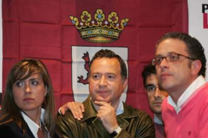 Valderas, en el centro,  en el recuento electoral del 2007, cuando quedó fuera del consistorio.
