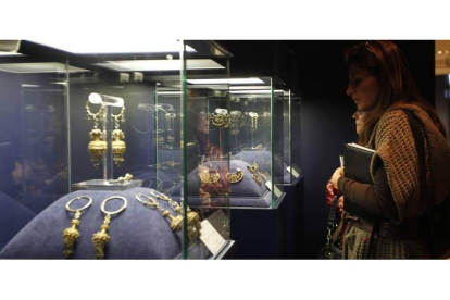 Dos visitantes observan, en una imagen de archivo, parte de la colección del museo.