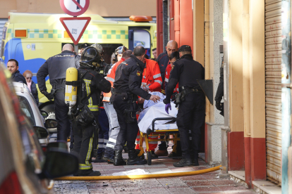 Una persona herida de gravedad en un incendio originado en una vivienda de la calle Suárez Ema de León