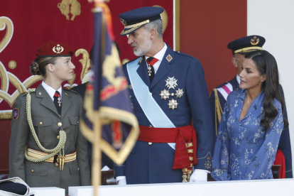 La princesa de Asturias, Leonor y el rey Felipe VI, este jueves en el desfile del Día de la Fiesta Nacional en Madrid, presidido por los reyes. CHEMA MOYA