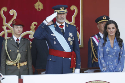 La princesa de Asturias, Leonor y el rey Felipe VI, este jueves en el desfile del Día de la Fiesta Nacional en Madrid, presidido por los reyes. CHEMA MOYA