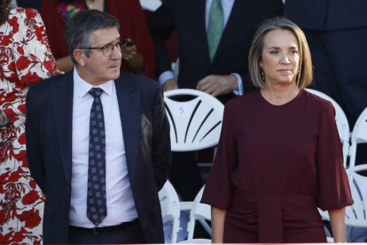 El portavoz del PSOE en el Congrso Patxi López, y la portavoz del PP en el Congreso Cuca Gamarra, este jueves durante el desfile del Día de la Fiesta Nacional en Madrid. DANIEL GONZÁLEZ