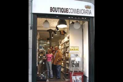 En las cercanías de la Catedral de la Almudena incluso se instaló una tienda oficial en la que todos sus productos hacen referencia a los novios.