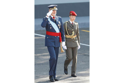 La princesa de Asturias, Leonor y el rey Felipe VI, este jueves en el desfile del Día de la Fiesta Nacional en Madrid. CHEMA MOYA