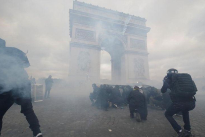 Protesta de los chalecos amarillos cerca del Arco de Triunfo en París.