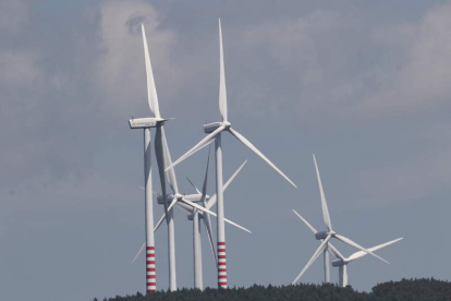 Imagen de un grupo de aerogeneradores en Igüeña. L. DE LA MATA