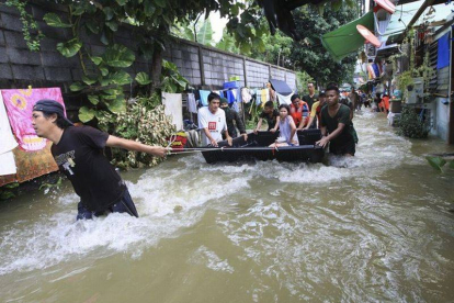 Los equipos de rescate tailandeses evacuan los residentes de una zona inundada de Bangkok.